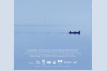 Filmplakat zu Mariupolis. Auf Wasser fährt ein kleines Boot. Darünter Logos der Veralstalter und Rahmendaten.